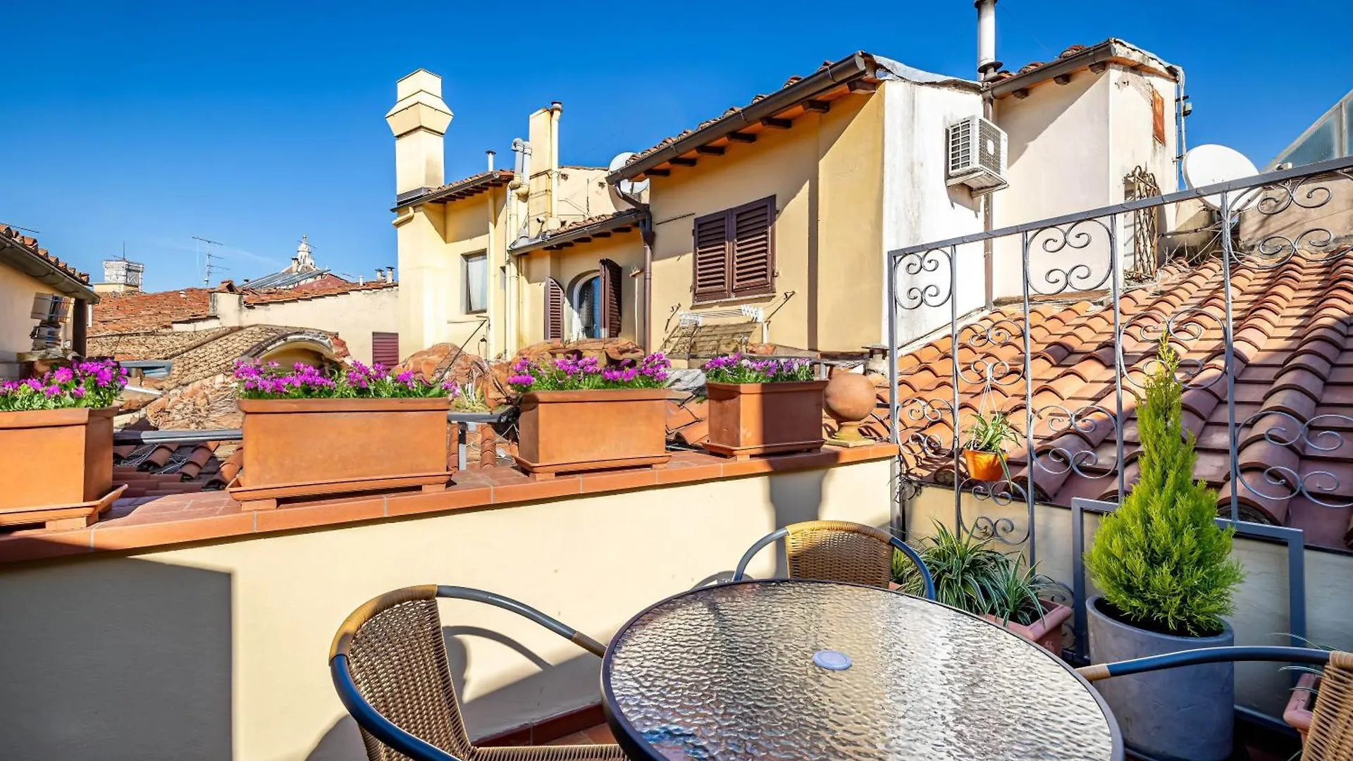 Yid Penthouse In Santa Croce location